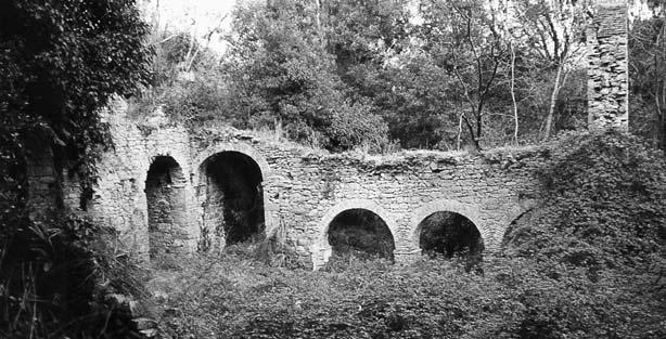 All interno del castello, tra la folta vegetazione in prossimità del punto di giuntura fra il pianoro sommitale e quello inferiore, sono visibili i resti di una piccola chiesa