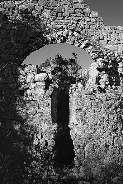 Davanti alla chiesa era forse il cimitero, mentre sulla destra altri ambienti di forma rettangolare potrebbero essere pertinenti a sagrestia e campanile.