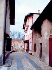 cucina, pranzo, soggiorno, 2 wc, lavanderia, ripostiglio e portico; al primo piano 3 camere, cabina armadi, wc, terrazzo e balcone; al piano secondo 3 camere, wc, ripostiglio e studio con soppalco.