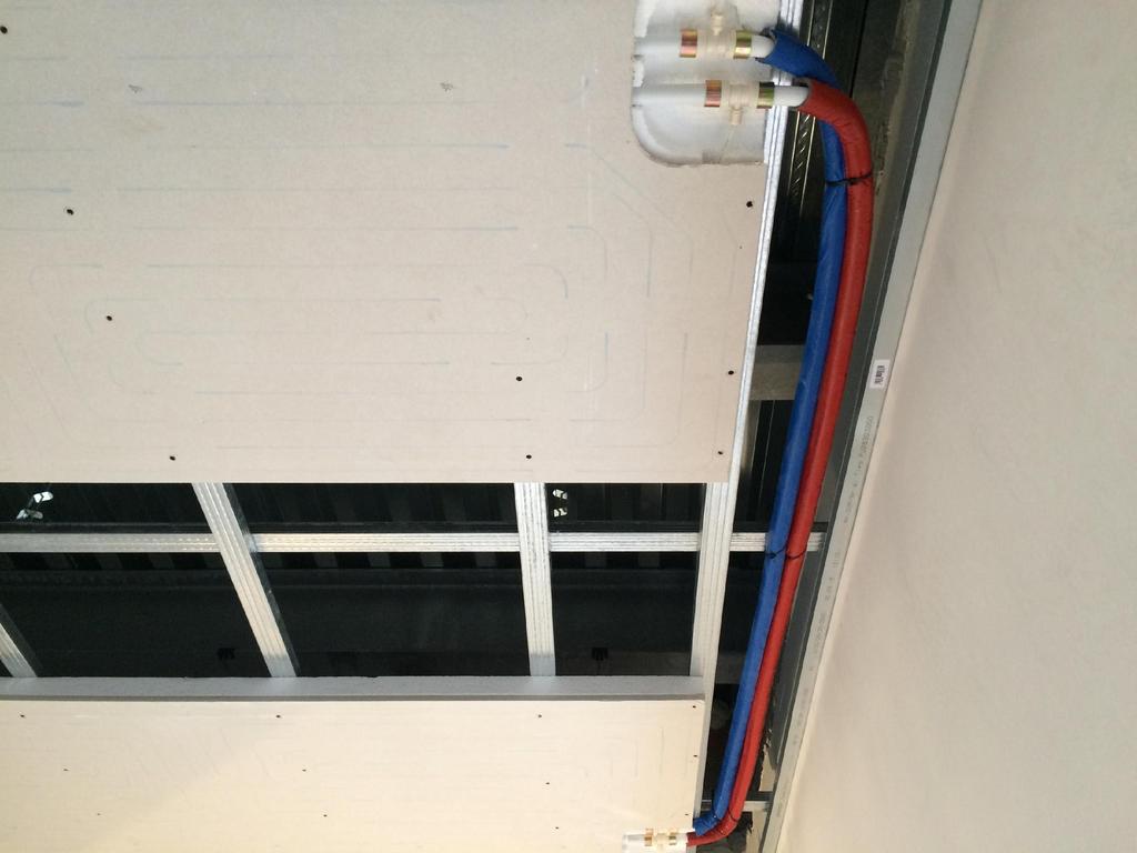 Ecowall Dry a soffitto- installazione 4) Collegamento dei pannelli mediante dorsali 5) Chiusura del controsoffitto e tamponamento Con un unica opera si