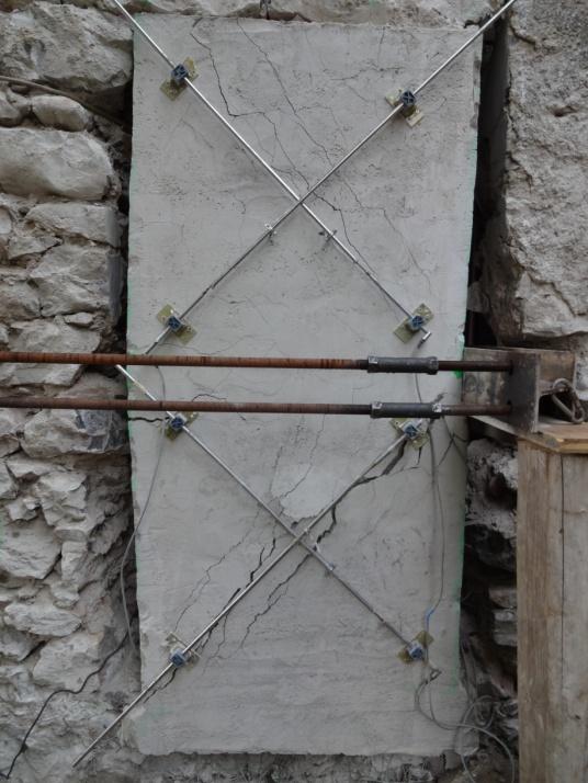 (a) Figura 19: Pannelli non rinforzati al termine della prova di taglio-compressione: a sinistra (a) la muratura novecentesca di Colle Umberto, a destra (b) la muratura in laterizio di San Felice sul