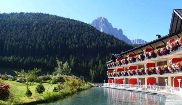 L edificio venne poi più volte ampliato e ristrutturato fino ad assumere una forma a ferro di cavallo. Al centro fu creato un piccolo laghetto poi nel 2007 venne costruita la piscina esterna.