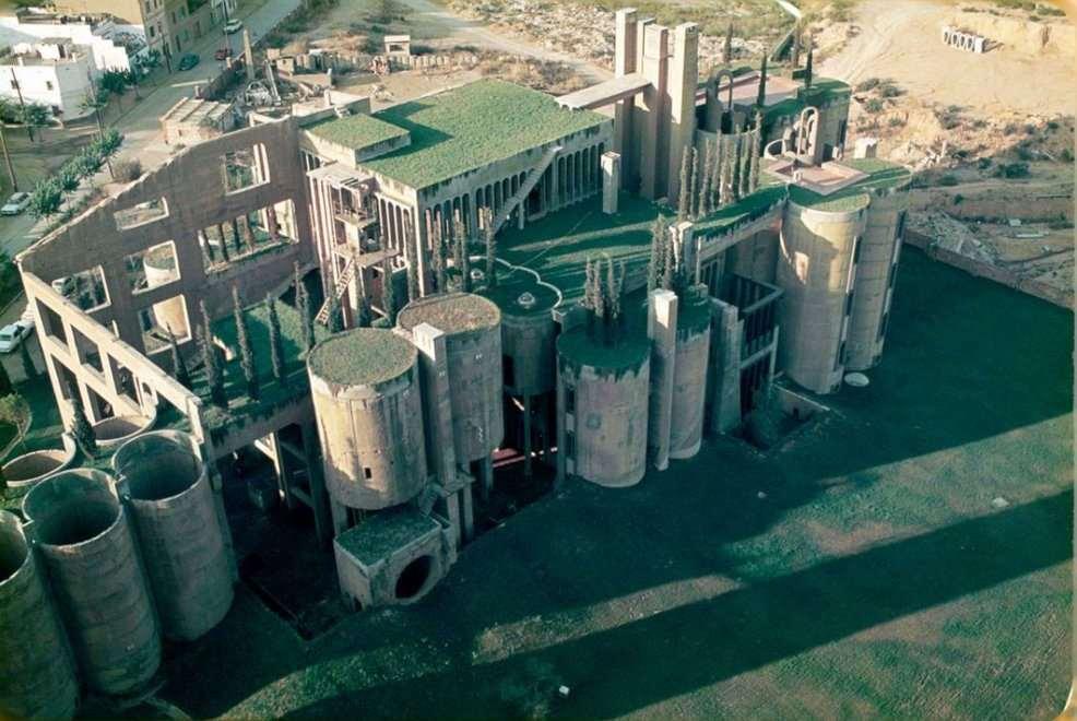 Una fabbrica di cemento risalente agli anni Dieci del Novecento