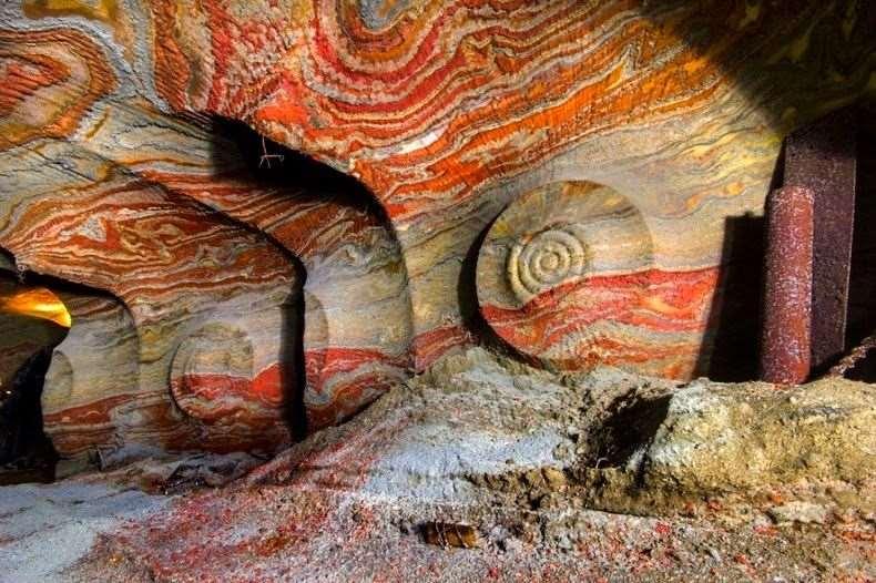 Miniere di sale di Ekaterinburg (Russia): il colore è creato dagli strati