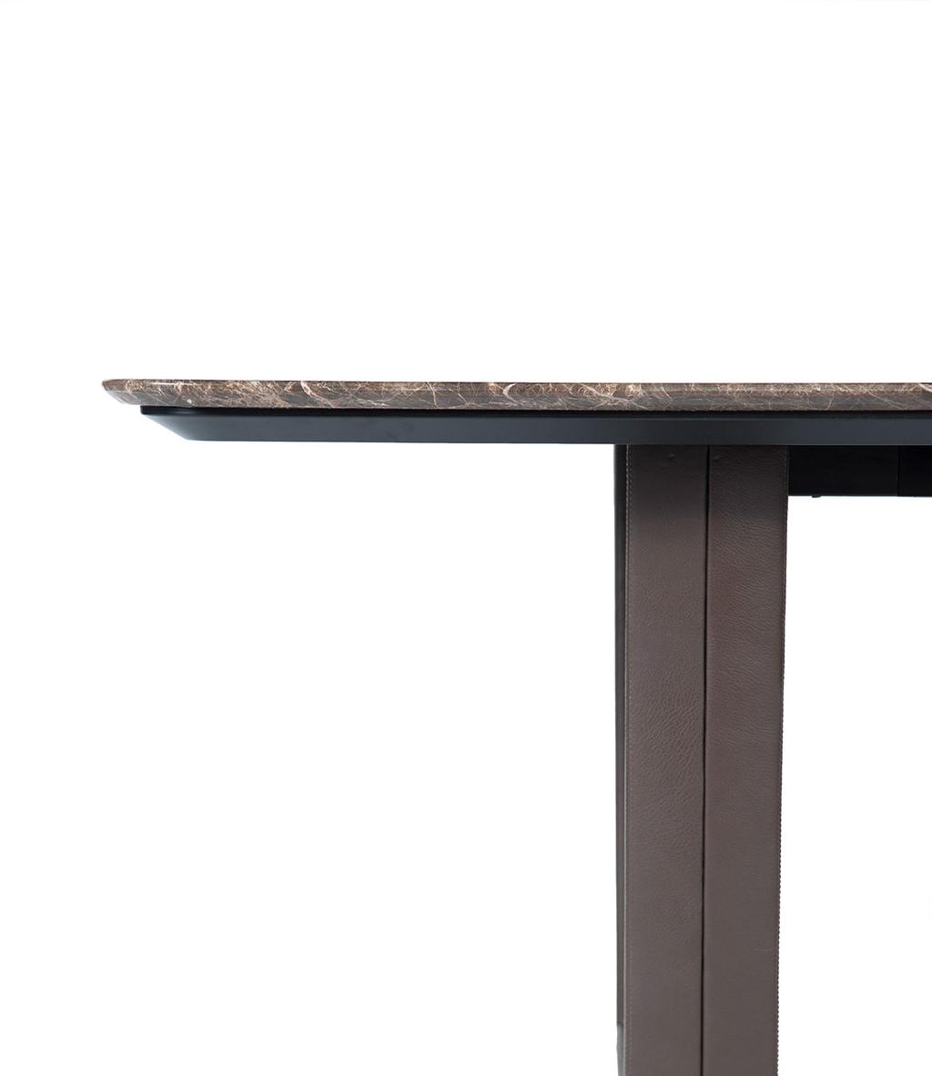 Table B130 Carlo Bimbi design Production year 2016 Il tavolo B130, realizzato in materiali pregiati come il marmo per il piano e metallo rivestito in pelle per la struttura, costituisce un prodotto