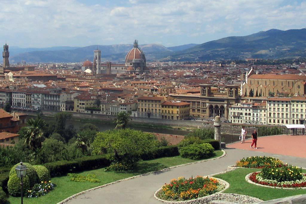 Urmeaza apoi doua biserici importante: Santa Croce si Santa Maria Novella dar si una din principalele atractii ale orasului: Galleria dell Academia, unde se afla statuia lui Michelangelo David, apoi