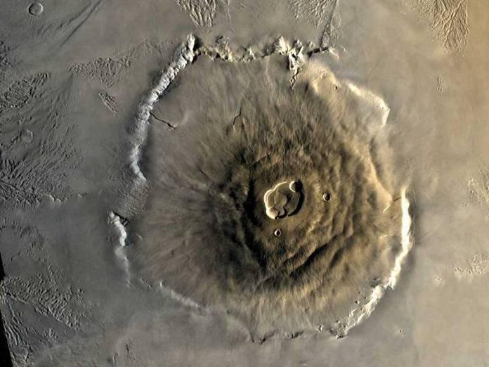Il vulcano spento Olympus Rispetto al livello medio della superficie di Marte, raggiunge i 25 km di altezza Depositi come residui di frane sottomarine soggette ad aquaplaning Il bordo