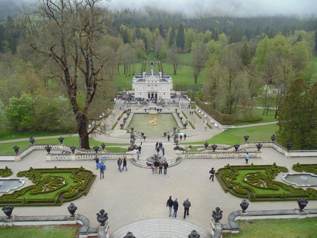 IL CASTELLO DI LINDERHOF La visita del castello, della grotta di Venere, del parco e dei vari tempietti (ingressi compresi nell abbonamento) richiede più di due ore per cui ripartiamo che sono quasi