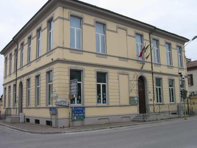 1. MUNICIPIO La sede municipale, di proprietà comunale, è ubicata al primo piano dell edificio che risale ai primi anni del 900 e che ospita al piano terreno la scuola dell infanzia, ha ingresso