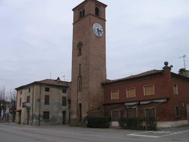 6. TORRE CIVICA La torre, superstite del castello, fu costruita nel XIV secolo, in centro paese; reca sul fronte sud un orologio