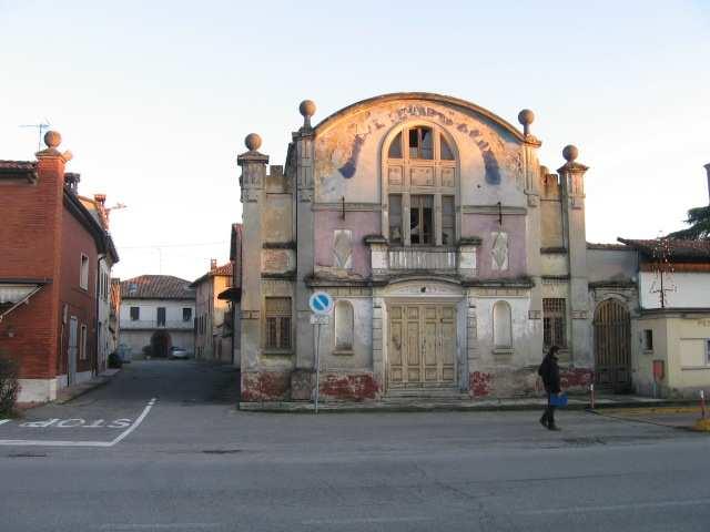 11. TEATRO SAN CARLO L immobile, ex cinema teatro, è stato recentemente acquisito dal comune per destinarlo a luogo di spettacolo, intrattenimento