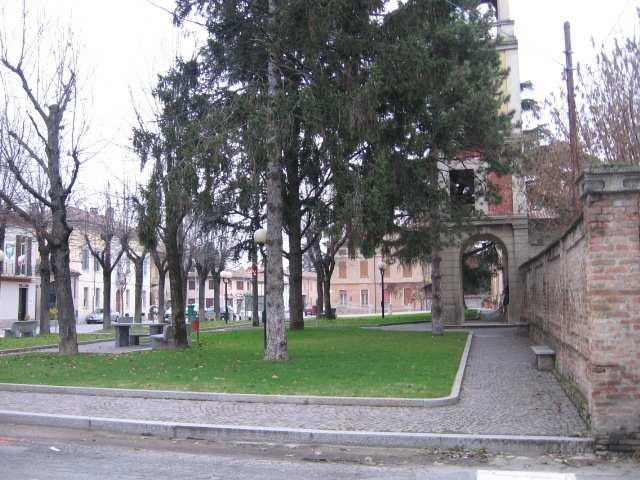 17. GIARDINO CON MOMUNENTO AI CADUTI Ubicata nella zona centrale del paese, l area verde è costituita da aiuole e percorsi