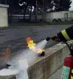 Pag 36 di 57 Scheda PE003 - Procedura d intervento su un principio di incendio Chiunque rilevi un principio d incendio, in attesa dell intervento degli addetti