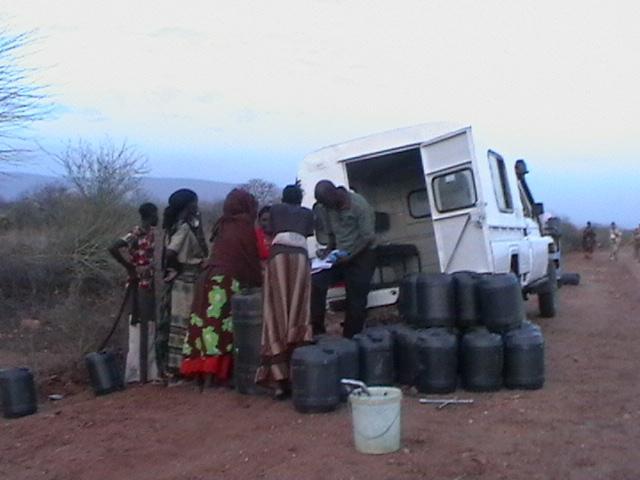Distribuzione quotidiana di 20 litri di acqua a famiglia dalle cisterne