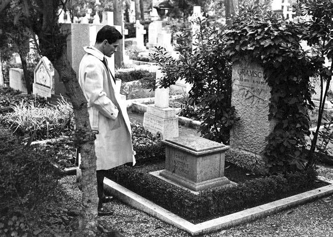 KPI MLADIMA! Na grobu Antonija Gramšija (1891 1937), Rim, 1957.