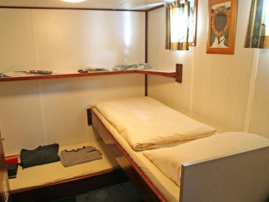 In più dispone di una cabina famigliare con due cabine doppie (letti a castello) separate ma con una doccia/wc in comune.