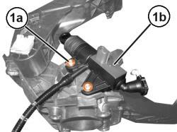 Operando al banco: Svitare le viti (1a) e rimuovere la pompa frizione (1b) - vedere la Op. 3330B16 e rottamarla.