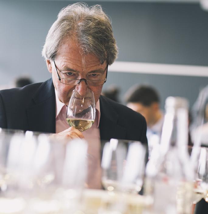 Chairman Emeritus Steven Spurrier, Consulente Editoriale Decanter Co-presidenti DWWA Gerard Basset OBE MW MS Miglior Sommelier al mondo nel 2010, Master of e Master Sommelier Andrew Jefford