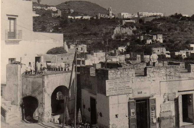 Foto 2: in basso a dx, tra le due porte di ingresso, si vede la lapide ai caduti della prima guerra mondiale. Il quadrato di base ha il lato di cm. 108 quello di altezza di cm. 78.