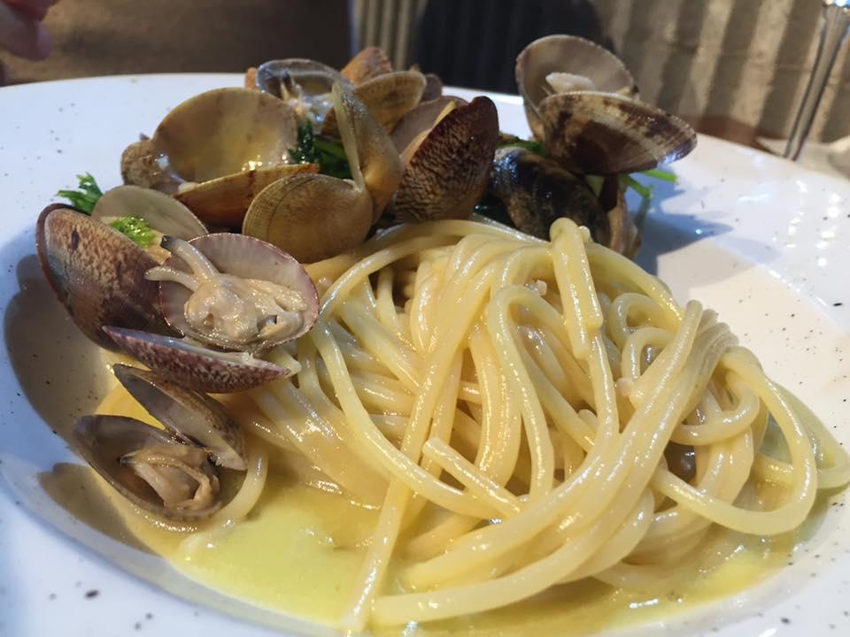 Pescorante O Lupino, polpo verace, arancia e ricotta Tra i primi, ben eseguiti gli spaghetti con le vongole in bianco (molto richieste anche nella versione rose ), sfizioso l orzotto con un gustoso