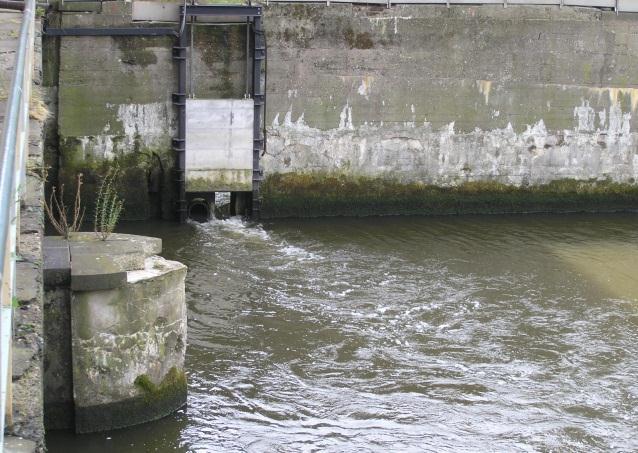 molto ampio, in quanto al crescere della portata in arrivo da monte l aumento dei livelli sulla soglia di sfioro rimane modesto.