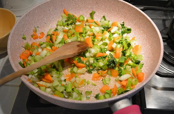 Metteteli a cuocere in una pentola con un