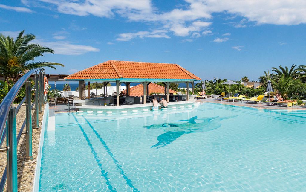 C R E T A forma e ben cinque piscine, di cui una è coperta e due sono territorio esclusivo dei più piccoli.