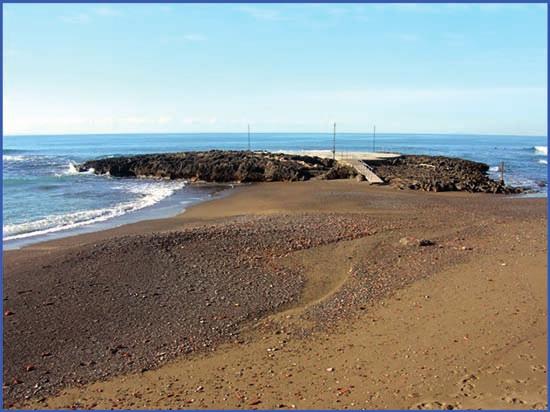 Figura 8: Lo Scoglietto, con rotonda in cemento e passerella di accesso, al centro delle due piccole baie a Nord e Sud; in primo piano l unica spiaggia ancora non «aiutata» in condizioni di bonaccia