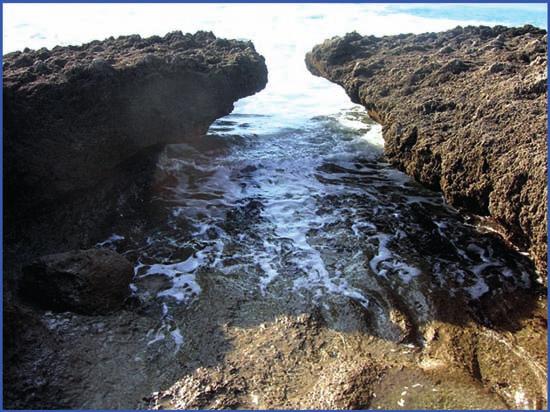 Iniziando da terra, cioè subito dopo la spiaggia, corrisponde alla lunga fessura (figura 20) che si vede tagliare a direzione NE-SO, con leggeri ondeggiamenti, gran parte dello Scoglietto e che è