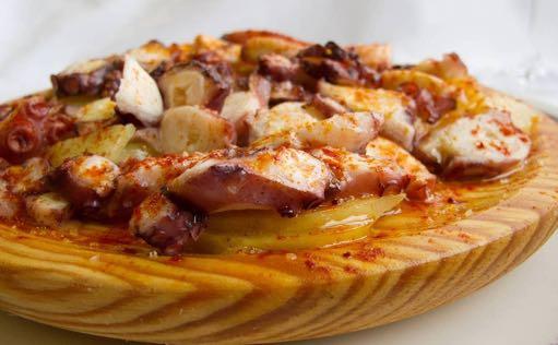 affacciano la cittadina di San Sebastián con il suo celebre casinò e la mole boschiva del monte Urgull. enogastronomia pulpo a la gallega: è il piatto simbolo della cucina galiziana.