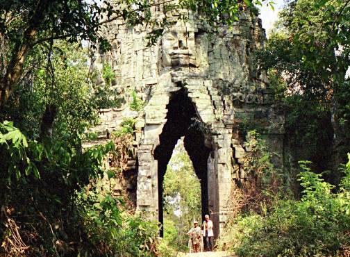 6 giorno / Siem Reap: Kbal Spean, Bantey Srey, Bantey Samre, Bantey Kdey (il Fiume dei Mille Lingam ) Partenza presto al mattino, dopo la prima colazione, per l escursione alla scoperta del Kbal