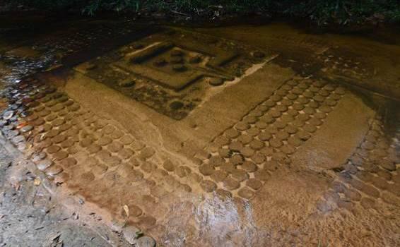 Si prosegue con la visita del tempio di Bantey Srey, ovvero la cittadella delle donne, famoso per gli splendidi bassorilievi scolpiti quasi tutti in arenaria rosa e a detta di molti, superiori per