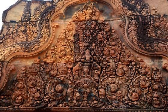 Il tempio è situato a circa 40 km da Siem Reap e viene raggiunto tra incantevoli paesaggi caratterizzati da risaie e villaggi.