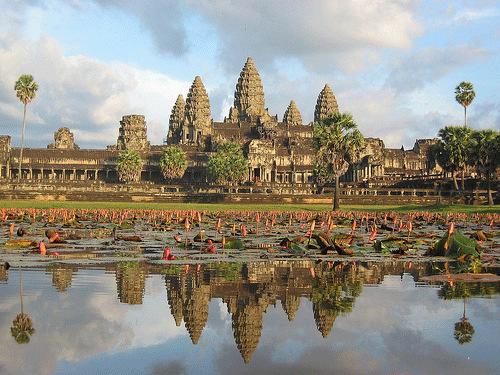 7 giorno / Siem Reap: Angkor Wat e il Grande Circuito di Angkor (il tempio strangolato dalle radici degli alberi) Dopo la prima colazione mattinata dedicata ad Angkor Wat, Patrimonio dell Umanità