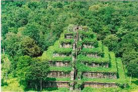 monastero annesso, immerso nella giungla, che copre un area di oltre 1 kmq.