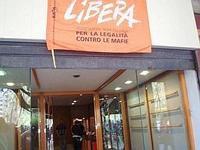 Mafia, inaugurata a Palermo la prima bottega della legalità Il Prefetto legge le ultime parole del diario di Rita Atria: "La mafia siamo noi e il nostro modo sbagliato di comportarci Apre