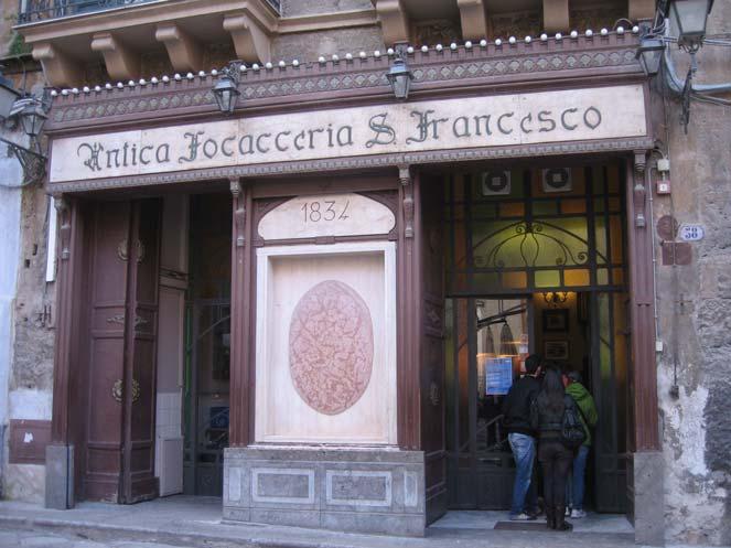 Conticello in aula non ha avuto tentennamenti si è limitato a riconoscere il suo estorsore indicandolo come il signore con le stampelle presente in aula.