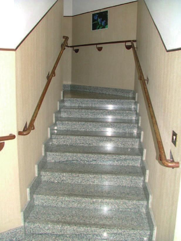 I gradini devono essere a pianta rettangolare, di alzata e pedata costanti, rispettivamente non superiore a 17 cm e non inferiore a 30 cm.