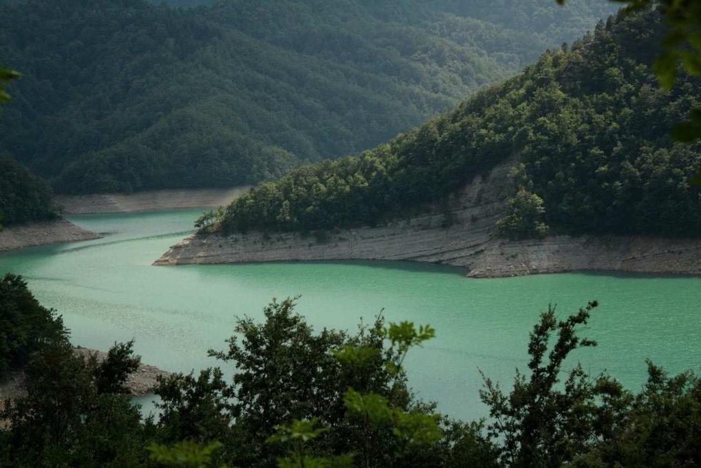 I GIOIELLI DEL PARCO Le Acque di Ridracoli Ridracoli è un affascinante diga artificiale che prende acqua dal Bacino Idrografico di Sasso Fratino all'interno del Parco Nazionale delle Foreste