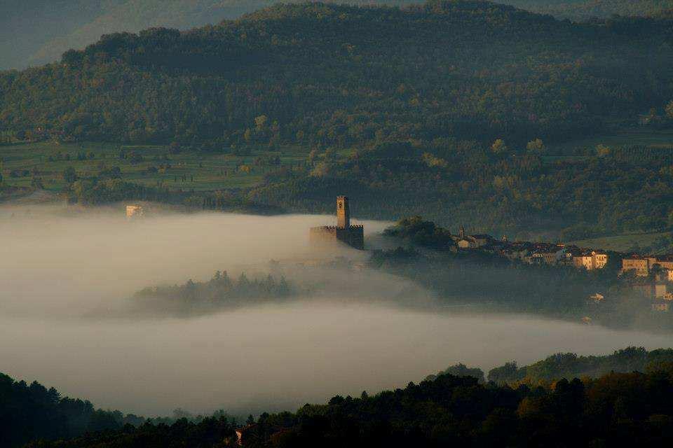 VISITA A CASTELLI, PIEVI E BORGHI DEL CASENTINO Visite guidate nei luoghi di maggior fascino e importanza del territorio casentinese in compagnia della professionalità di guide turistiche abilitate