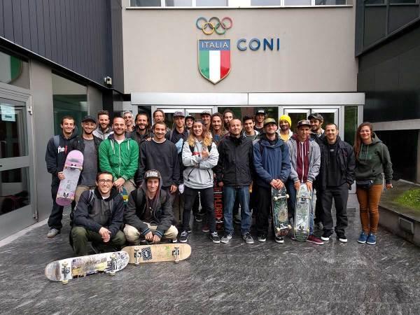 dell ultimo corso per Istruttori di Skateboard Foto di gruppo alla fine 3) CON LA FEDERAZIONE CONTI DI PIÙ La Federazione Nazionale è la più alta autorità in Italia quanto al proprio sport di