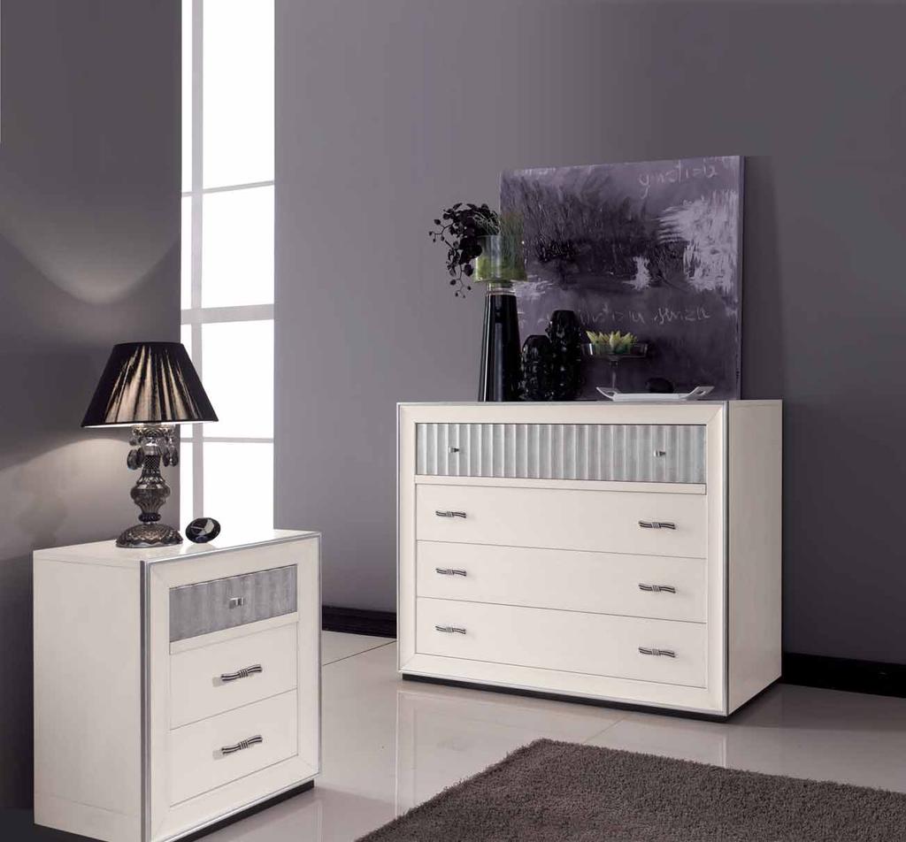 4-drawers chest white lacquered and silver leaf.