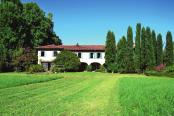 BODIO LOMNAGO, splendida residenza di campagna composta da una villa di 800 mq. circondata da 7 ettari di prati e colline, affacciata sul lago di Varese, Monate, Maggiore e sul Monte Rosa.