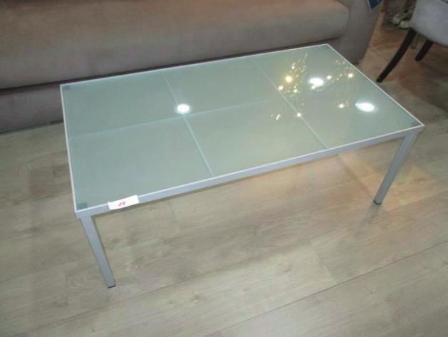Lotto n 28A - Tavolino struttura metallo piano vetro satinato