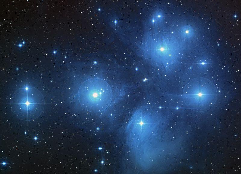 Ammassi Aperti Un ammasso aperto (in figura, le Pleiadi) è un gruppo di stelle nate insieme da una nube molecolare gigante, e ancora unite dalla reciproca attrazione gravitazionale.