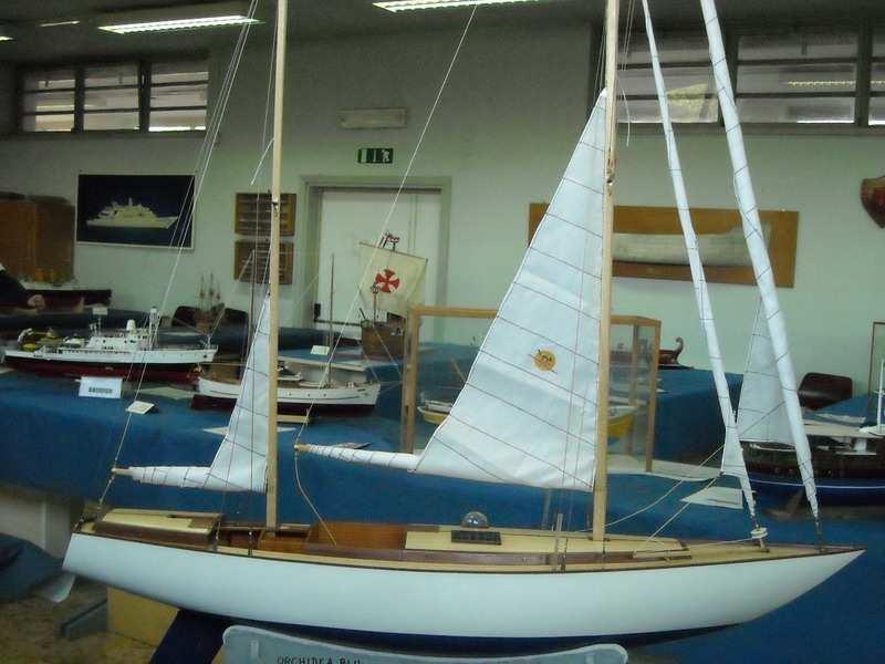 Segue un eccezionale modello a vela di grandi dimensioni, con verricelli per lo spiegamento e imbracatura delle vele, e delle mura e scotte che