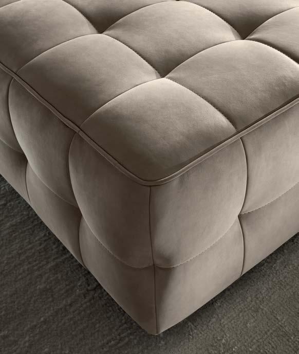 Pouf with solid wood structure, covered in leather or fabric.