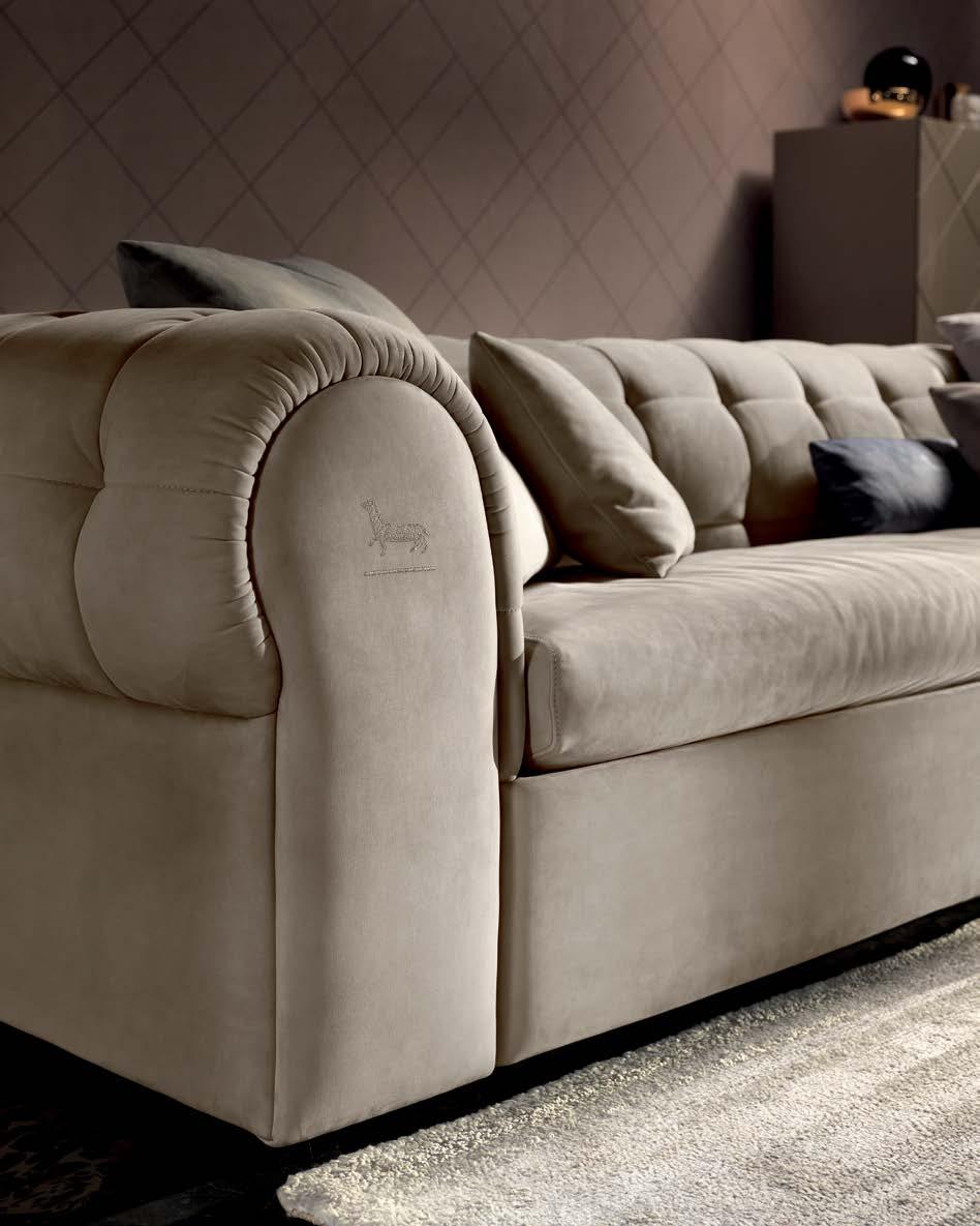 bolddivano - sofa Divano fatto a mano con struttura in legno massello imbottita, rivestita in pelle o in tessuto. Piedi in legno massello laccati nero opaco.