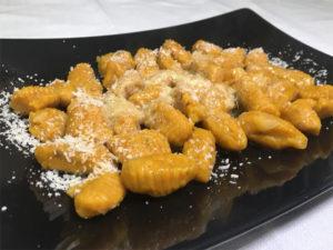 Gnocchi di Zucca Presentazione Come si fanno gli Gnocchi di Zucca? Farli in casa è davvero facile, anche se ci sono tante piccole indicazioni per ottenere un prodotto perfetto.