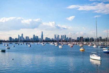 Melbourne è una città splendida, ricca di parchi meravigliosi, palazzi antichi e modernissimi grattacieli, ma anche centri sportivi e stadi che sono diventati veri luogo di culto per gli appassionati